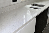 Светлая двойная мойка из кварцевого агломерата Caesarstone