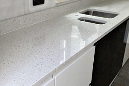 Светлая двойная мойка из кварцевого агломерата Caesarstone