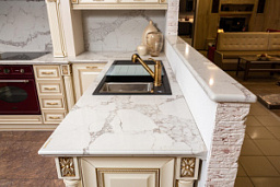 Столешница с отделкой фасада из кварца SmartQuartz Gold Arabescato